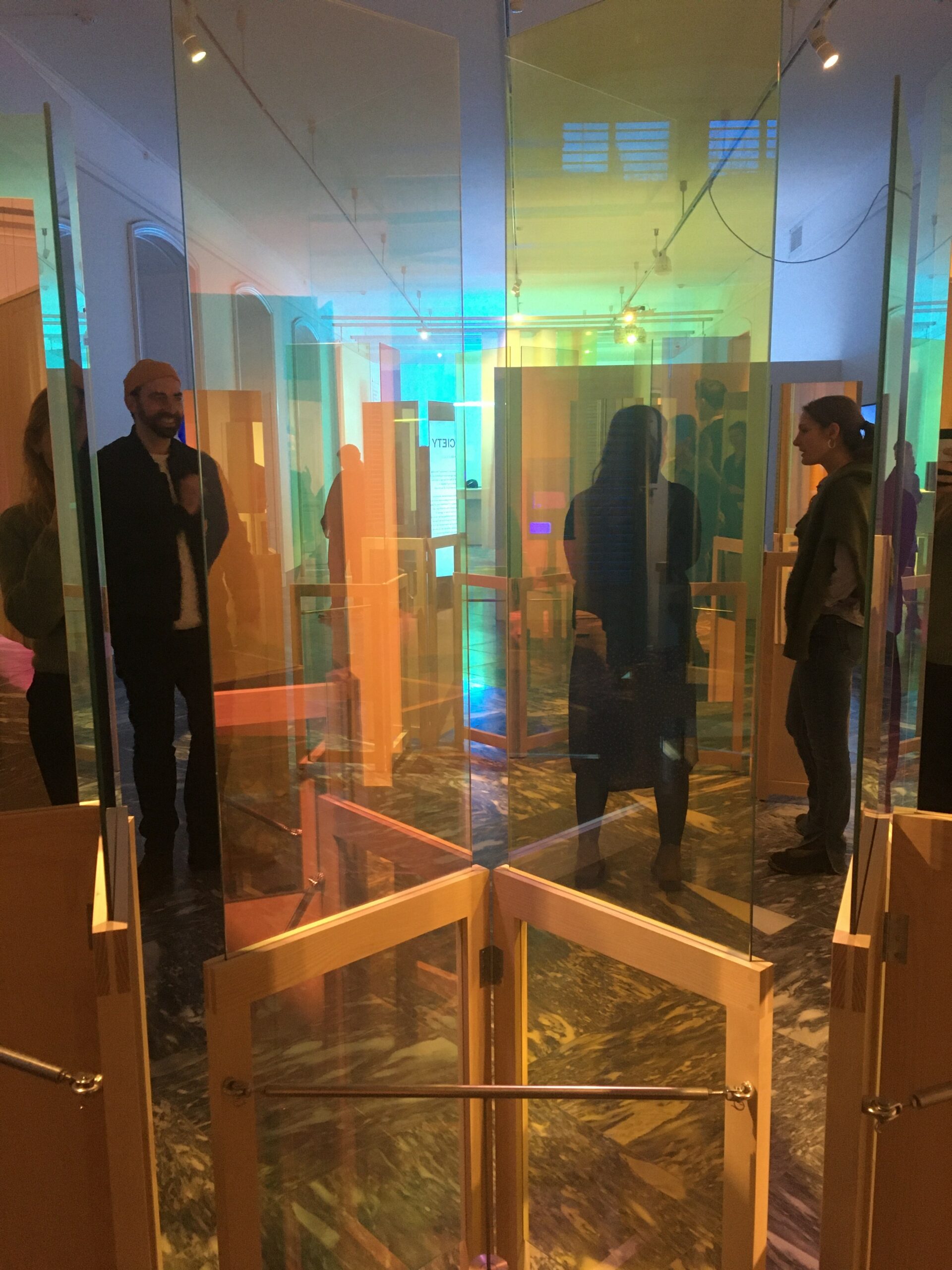 Billede taget i installationen Vanity Chamber. Billedet er taget gennem farvet glas.